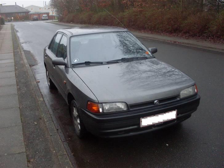 Mazda 323 1,3i kat *Solgt* billede 1