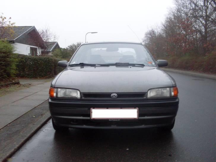 Mazda 323 1,3i kat *Solgt* billede 2