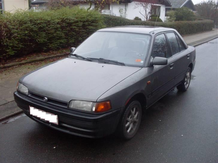 Mazda 323 1,3i kat *Solgt* billede 3