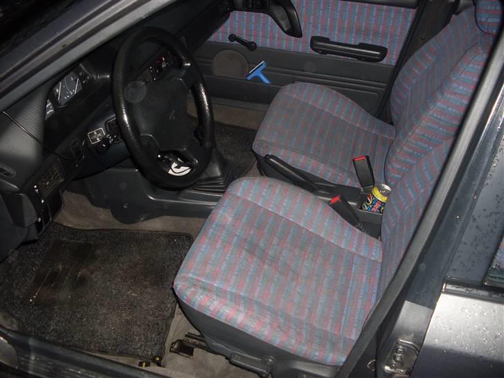 Mazda 323 1,3i kat *Solgt* billede 8