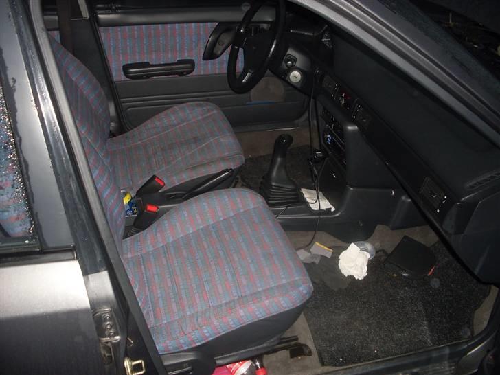 Mazda 323 1,3i kat *Solgt* billede 9