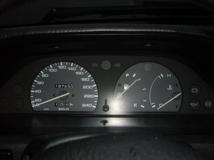 Mazda 323 1,3i kat *Solgt* billede 10