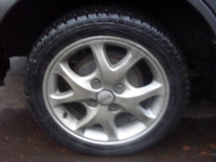 Mazda 323 1,3i kat *Solgt* billede 14