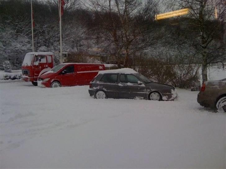 VW Golf 3 TD SOLGT - jaa lige billee af golfen som sidder godt fast i sneen billede 16