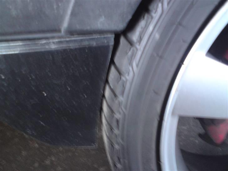 Peugeot 205 1,9 GTI  "SOLGT" - her kan man så se at der er ca 1½ mm fra dæk til kofanger   det er god stil :D billede 2