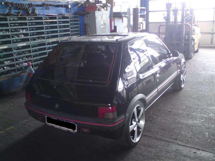 Peugeot 205 1,9 GTI  "SOLGT" - her kan man se den udspartlede bagklap billede 4