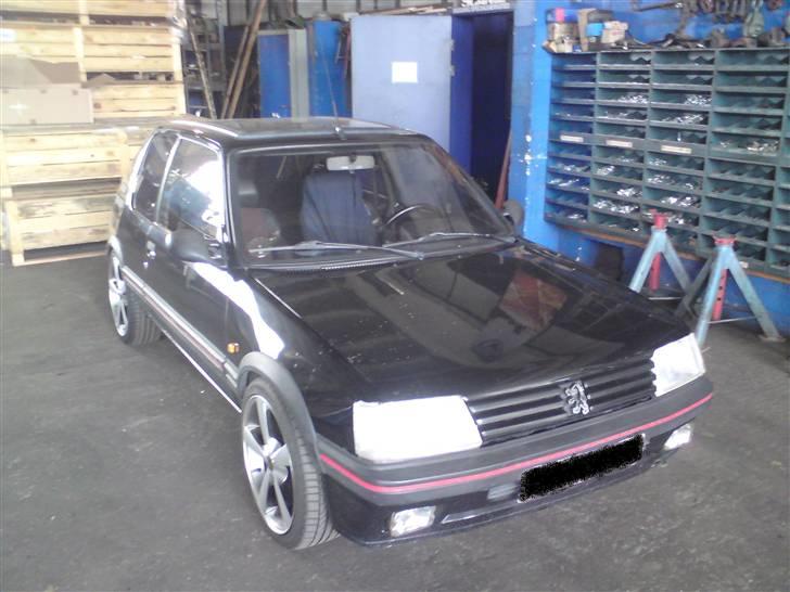 Peugeot 205 1,9 GTI  "SOLGT" - standart front men xtra fjernlys lygter     overvejer lidt at montere Angeleyes lygter billede 5