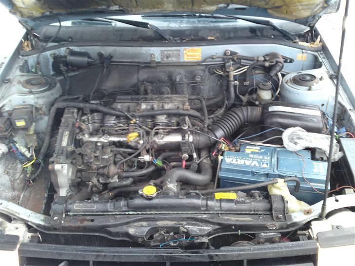 Toyota Corolla Liftback (CE80) - Maskinsrummet - havde glemt oliedækslet på et tidspunkt billede 9