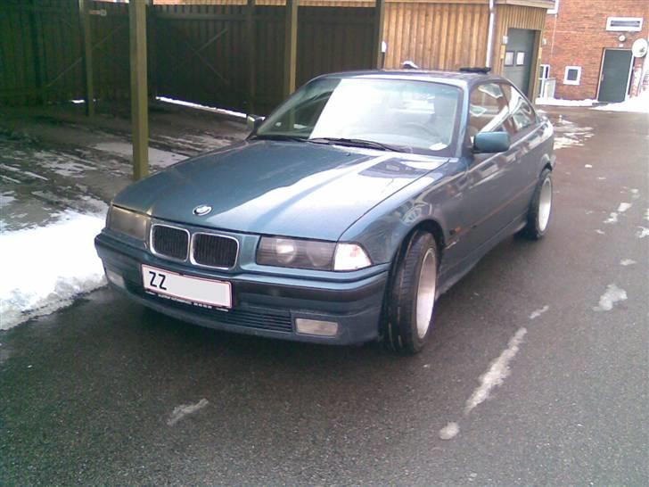 BMW 320ia Coupé individual - Med skidt og salt så de polerede fælgkante ikke ses billede 9