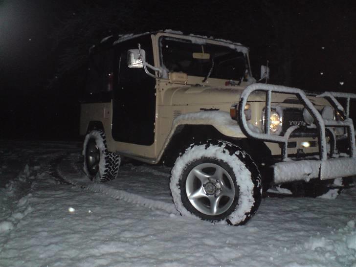 Toyota LandCruiser FJ40 2F 4.2L - Så fik vi endelig afprøvet 4x4 i sneen. Superfedt !!! æder sig igennem det hele. billede 16