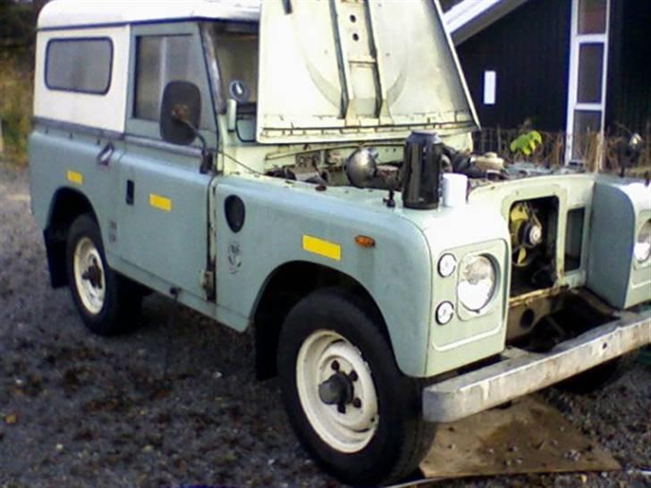 Land Rover 88"er serie III -  88eren landet på matriklen i sørgelig tilstand  billede 1