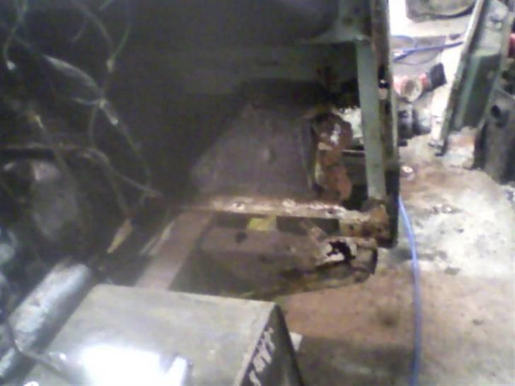 Land Rover 88"er serie III - typisk landrover skade , jerntermitterne har spist godt i udrigger og fod brønd billede 5