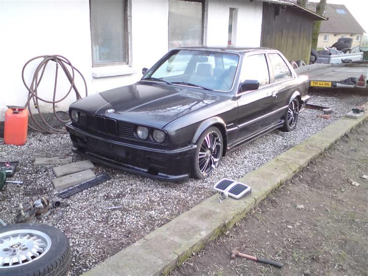 BMW e30 320i - der kommer billeder af kabine og motor men skal bare lige have nogen taget. billede 1