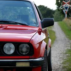 BMW E30 320i