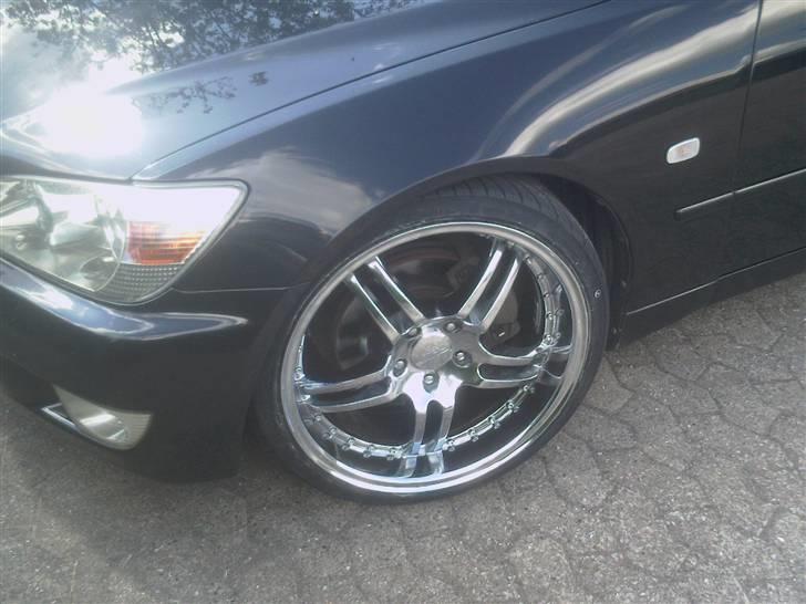 Lexus IS 200 billede 1