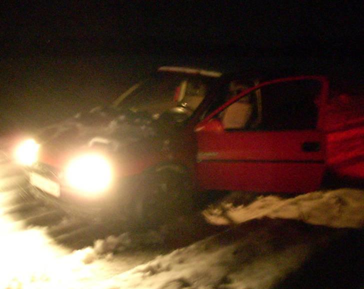 Opel Corsa Turbo - Solgt :-( - Sne ka´ den sgu ikke køre i den lille lort... Men det ku´ min Ferguson 35B lige ordne.... :-) billede 14