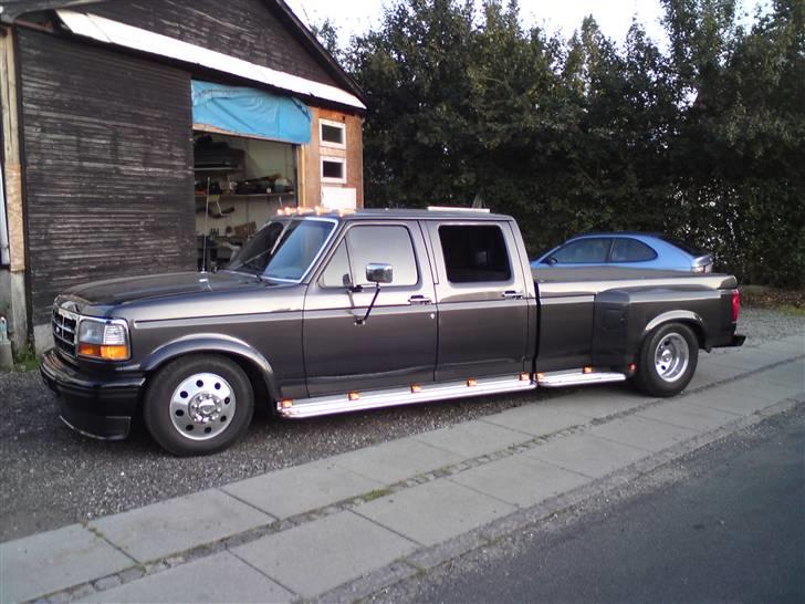 Ford F350 CREWCAB - billede fra siden, lige kommet ud i dages lys, efter den har stået inde i 3 mdr. første foto, uden den er vasket billede 9