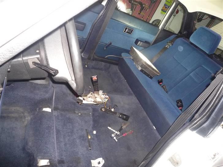 Volvo 240 GLT (Solgt) - Igang med at fikse sædevarmen . . billede 10