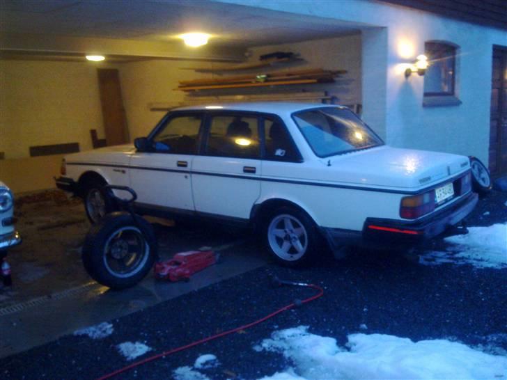 Volvo 240 GLT (Solgt) - Skulle lige se om de nye fælge passede  billede 12