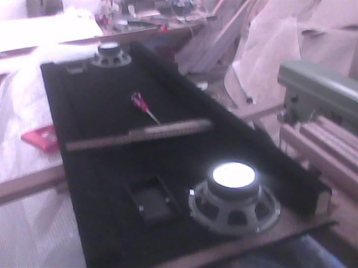 Opel Astra F ST  - så er den ved at være færdig min hylde til min opel Astra F stc.. det er ikke lige såå nemt at lave som det ser ud til  billede 4