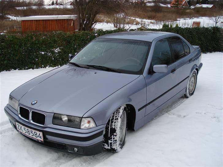 BMW 320i BYTTET billede 1