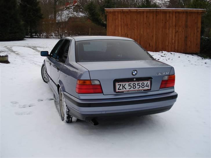 BMW 320i BYTTET billede 3