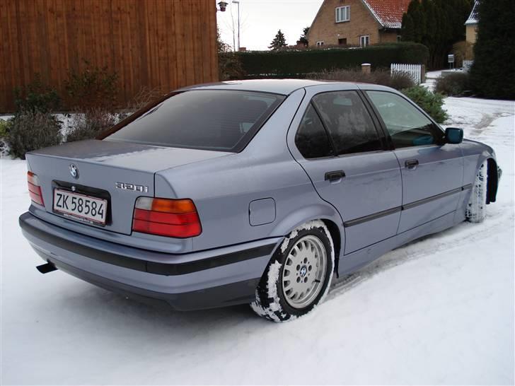 BMW 320i BYTTET billede 4