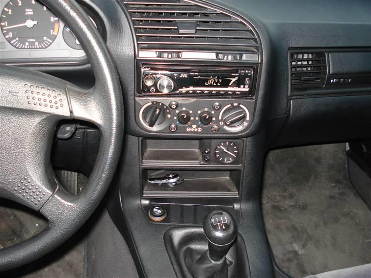 BMW 320i BYTTET billede 11