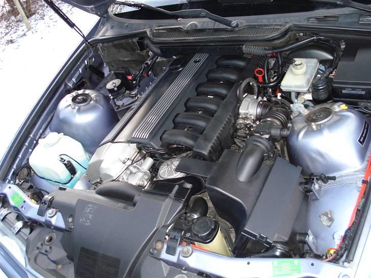 BMW 320i BYTTET billede 14