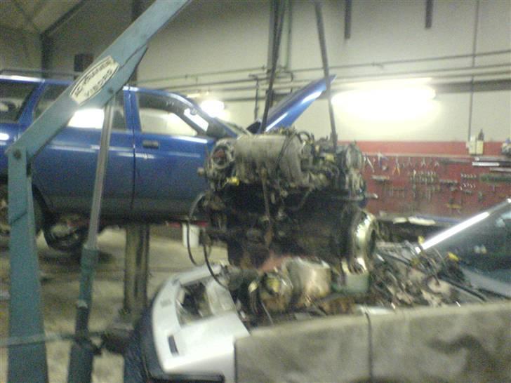 Toyota Celica Supra 2,8I - Der var gået et plejleje, så jeg måtte have motoren ud for at blive lavet. billede 4