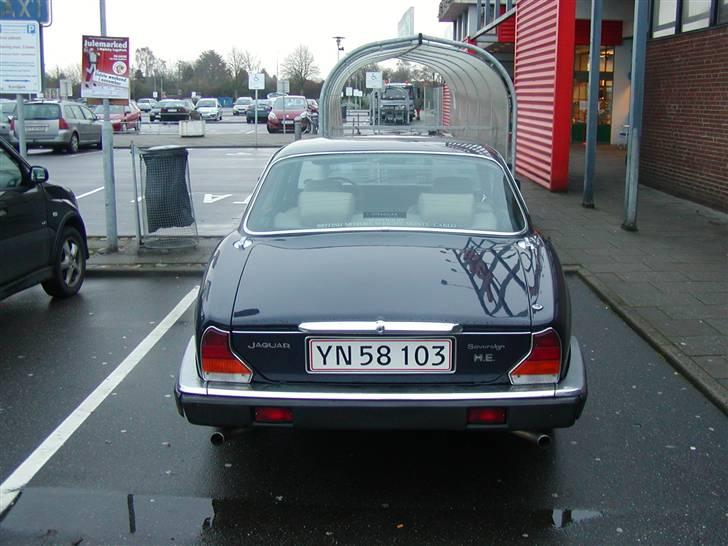 Jaguar XJ 12 H.E. Souvereign   - I hver side sidder en tank, begge skal fyldes, da de ikke løber sammen, i kabinen sidder en knap der kan bruges til tankskift. billede 1