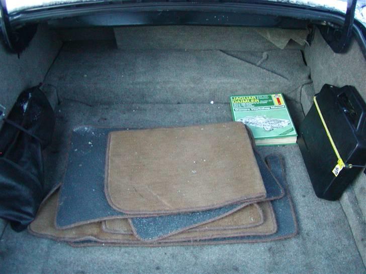 Jaguar XJ 12 H.E. Souvereign   - Bagagerummet er ikke det største, måtterne er ikke i da kabinen er pænest uden. billede 15