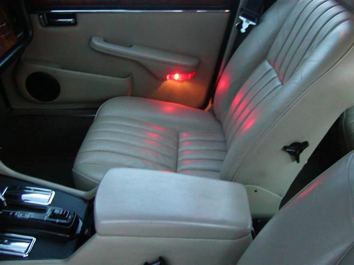 Jaguar XJ 12 H.E. Souvereign   - her ses det røde comfort/kabinelys, kan også tændes under kørsel. billede 19