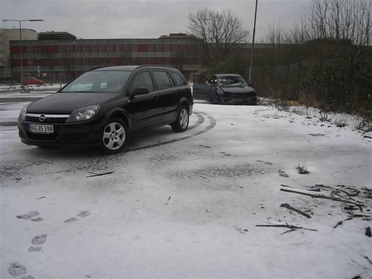 Opel Astra H 1,6 16V Wagon OPC-line - Læg mærke til det sørgelige syn i baggrunden... Ja.. Det er en Opel Omega B :o( billede 20