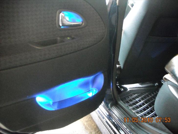Volvo V40 - blåt lys i dørlommer og i dørhåndtag. man kan lige se mit hvide lys under sædet. det hvide lyser godt op i mørke. billede 14