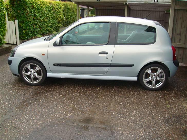 Renault Clio - med sort film mellem ruderne og skørt som ikke er sat ordenligt på endnu billede 10