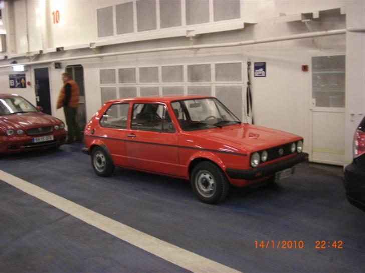 VW Golf 1 - Endelig ombord på færgen i puttgarden, og nej den har ikke svage fjedre i bagvognen, men godt fyldt op med Cola, og nips fra RIAL Supermarked:-) billede 7