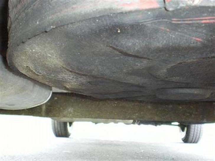 VW Golf 1 - Reservehjulsbrønd nedefra billede 10