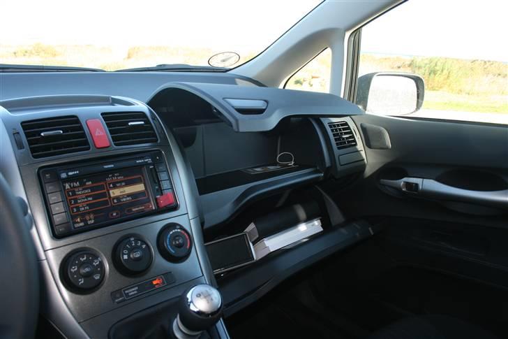 Toyota Auris - Stereo / Handskerum:) billede 13