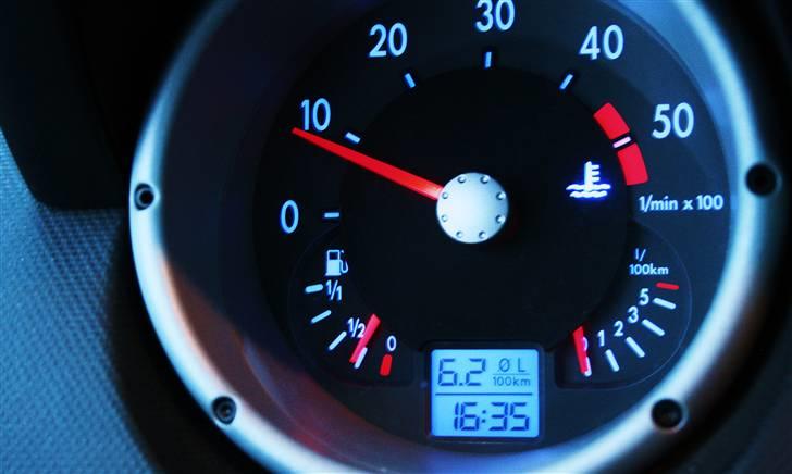 VW Lupo 1.2 TDI 3L - Den blå vandtemperatur-lampe fortæller at motoren er meget kold og høje omdrejninger bør undgåes... :) Den skifter til rød når vandtemperaturen bliver for høj! Det høje liter/pr. 100 km-tal er pga. meget tomgang lige efter nulstilling.. billede 15