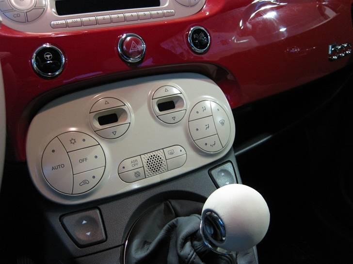 Fiat 500 *Solgt* - 3 smukke knapper pryder instrumentboardet. billede 5