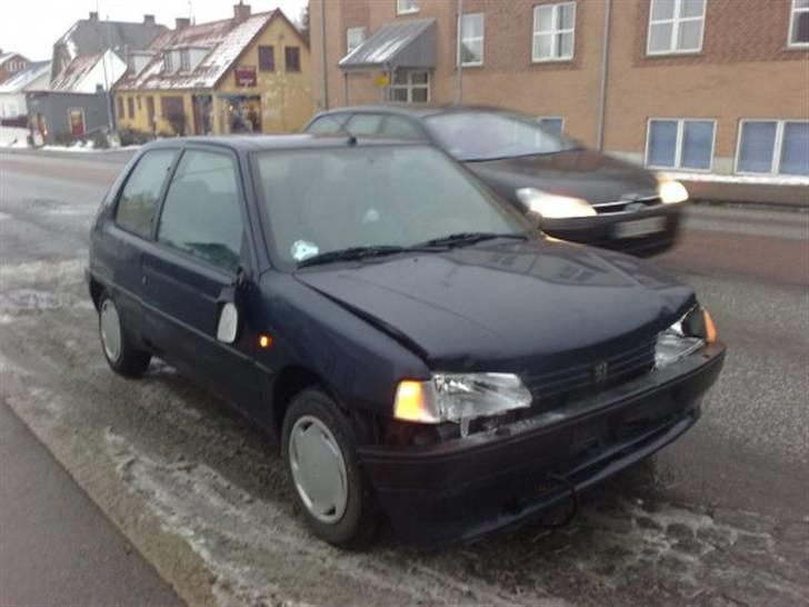 Peugeot 106 S. "Grislingen"  - Gislingen som den ser ud nu :( Øvøv, har kun haft den 2,5 mdr. Var så glad for den billede 17