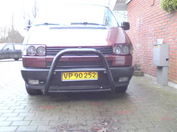 VW caravelle 2,5 - her ude på landet er en stor bøjle nødvendig , der er løse køer .. billede 5