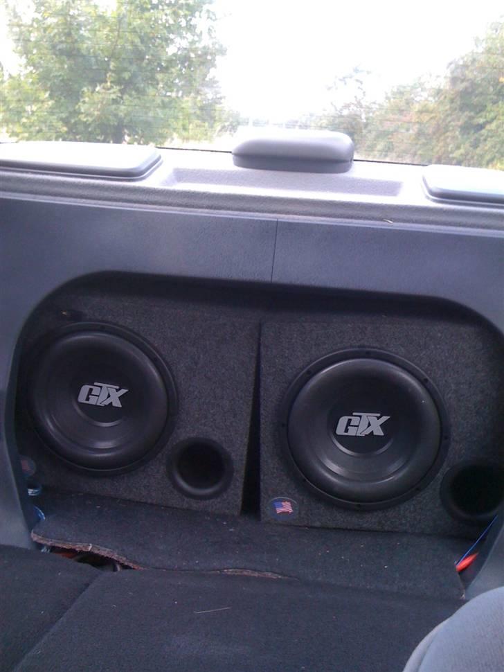 Mitsubishi Carisma 1.8 GLS - subwoofere bag bagsæderne billede 2