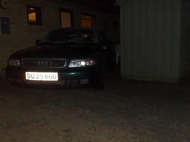 Audi A4 R.I.P - Blev lidt træt af unger der sku skyde af, på parkeringpladsen nytårs aften!  Den ku næsten komme helt ind mellem skur og bygning:P billede 15