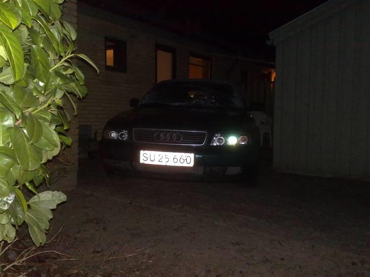 Audi A4 R.I.P - Blev lidt træt af unger der sku skyde af, på parkeringpladsen nytårs aften!  Den ku næsten komme helt ind mellem skur og bygning:P billede 16