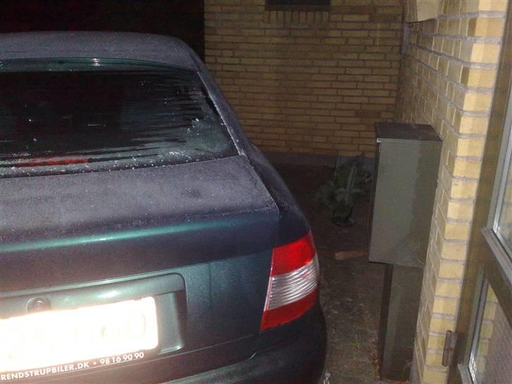 Audi A4 R.I.P - Blev lidt træt af unger der sku skyde af, på parkeringpladsen nytårs aften!  Den ku næsten komme helt ind mellem skur og bygning:P billede 17