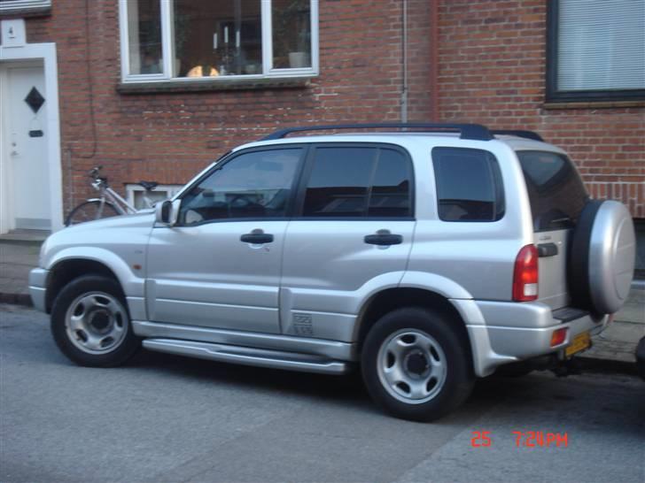 Suzuki Grand Vitara, Active van, - 4 uger efter modtagelse af bilen. lavet sorte ruder, udskiftet reservehjuls pose til plastik skjold, og monteret trin bræt i begge sider. billede 2