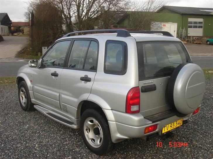 Suzuki Grand Vitara, Active van, - 14 dage efter købet monteret trin bræt og plastik skjold på reservehjul. billede 3