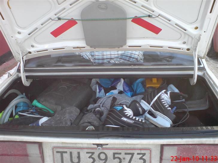 BMW M320i 87(Vinter vogn) VÆK - Sikke meget plads dér er ;) billede 11